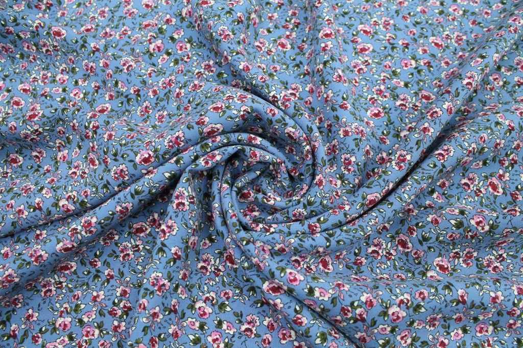 Вискоза артикул. Ткань вискоза цветы. Ткань вискоза в голубые пятна. Виды вискозы различия штапель креп сатиновая.